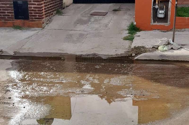 Lectores: Reclamo por pérdida de agua en la vía pública