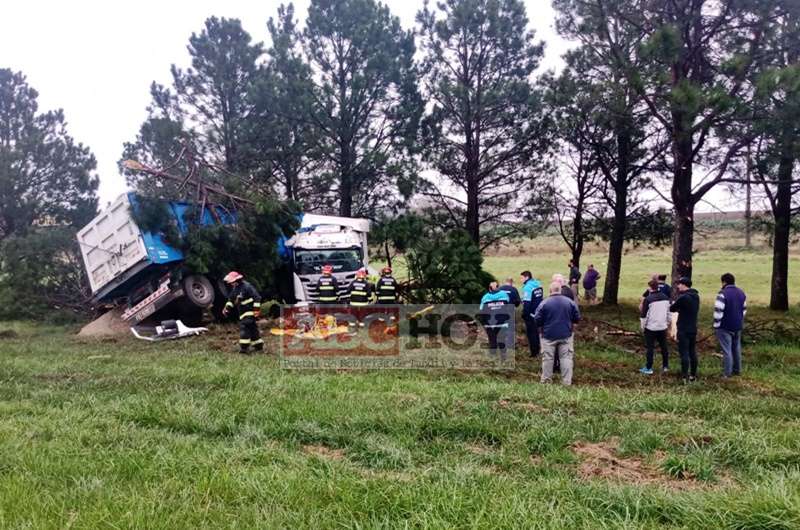 Camionero herido tras despistarse en la rotonda de Rutas 30 y 226