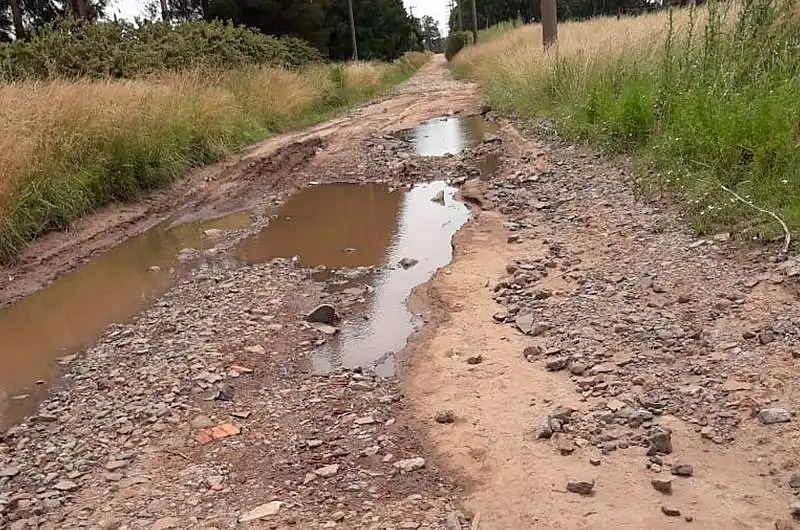 Reclamo por el estado de las calles en el barrio Los Horneros