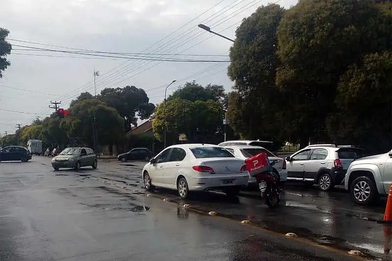 Choque entre una moto y un auto en la intersección de Del Valle y Colón