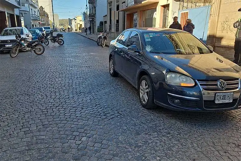 Murió la mujer que fue embestida por un auto en la calle Paz
