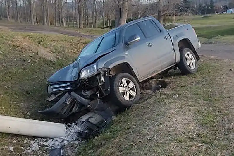 Camioneta choca un poste en el Dique y el conductor la deja y se va