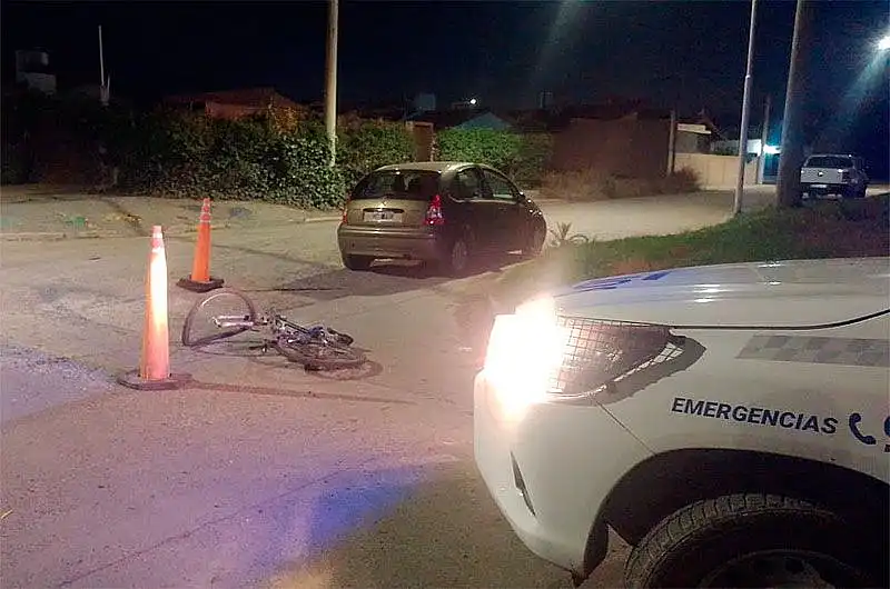 Ciclista hospitalizado luego de ser embestido por un auto