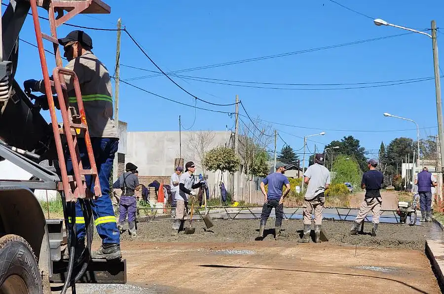 Con trabajos en la calle Tucumán avanzan las obras de pavimentación