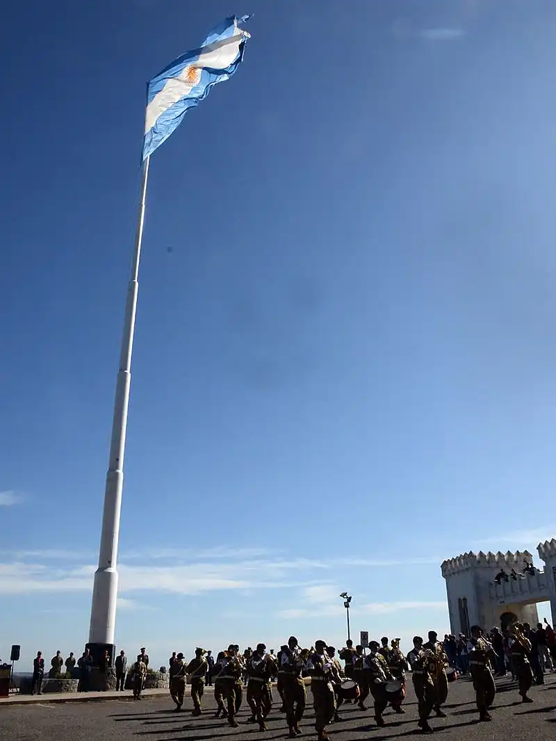 Para Miguel Lunghi "Nuestra Bandera es el símbolo de todo lo que nos une"