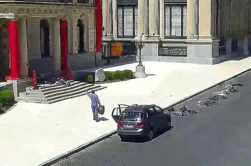 Basura frente a la municipalidad: se infraccionará a quienes la arrojaron