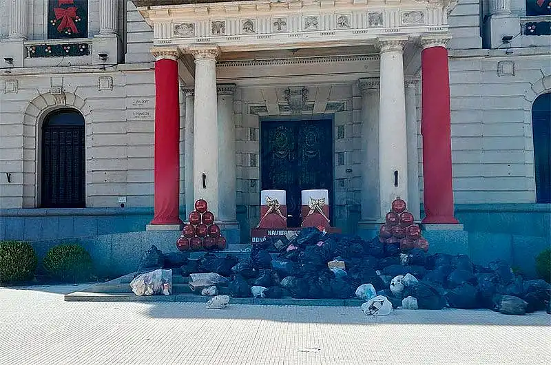 Basura frente a la municipalidad: se infraccionará a quienes la arrojaron