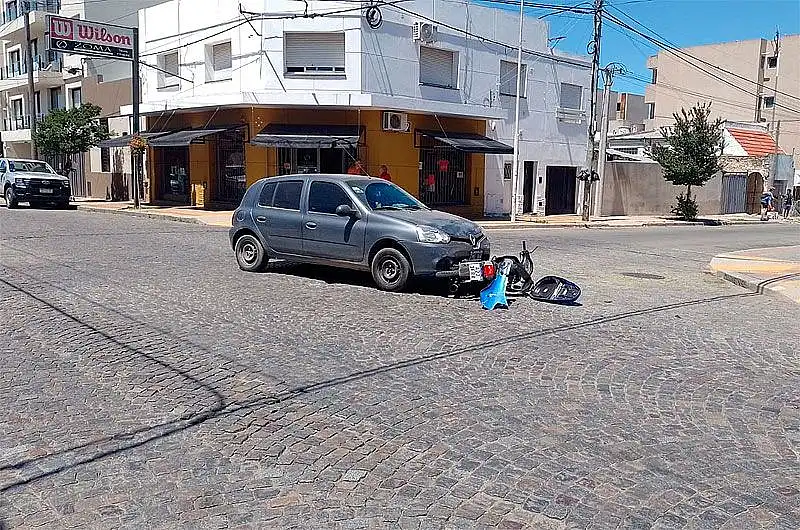 Un choque entre un auto y una moto dejó a una joven hospitalizada