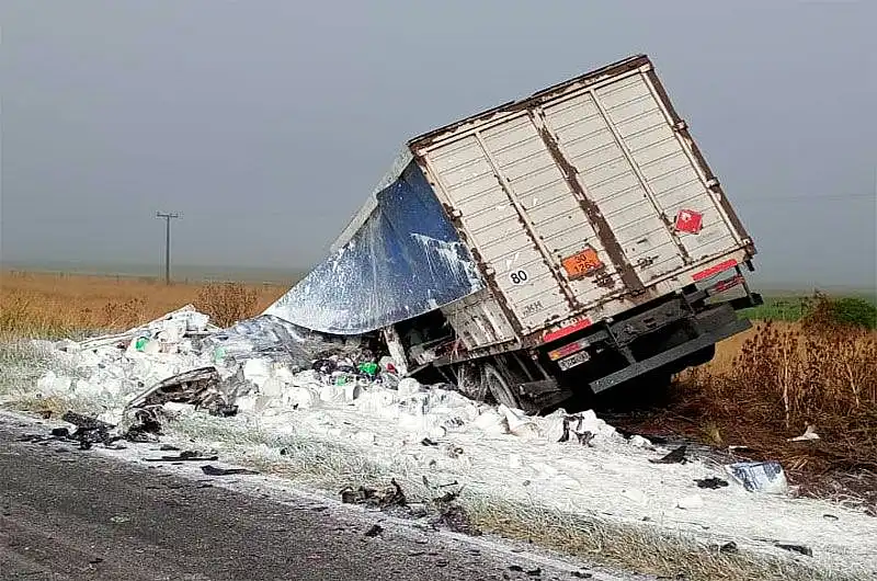 Un muerto en un choque frontal entre un camión y una camioneta