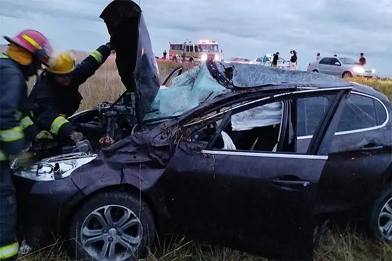 Un herido tras el despiste y vuelco de un auto en Ruta Provincial 30