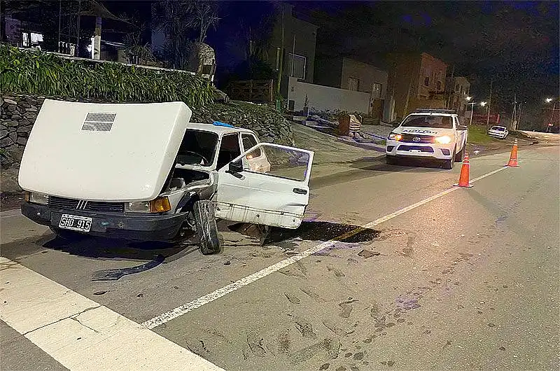 Un joven perdió el control de su auto y chocó contra un paredón
