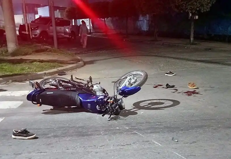 Tres jóvenes gravemente heridos tras un choque entre una moto y una ...