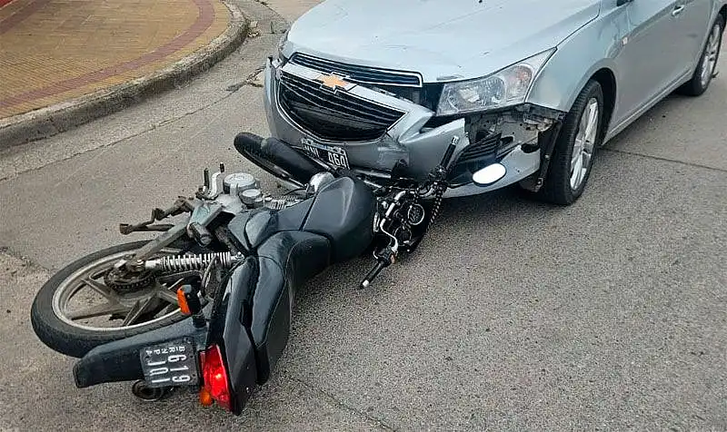 Choque entre auto y moto dejó una mujer hospitalizada