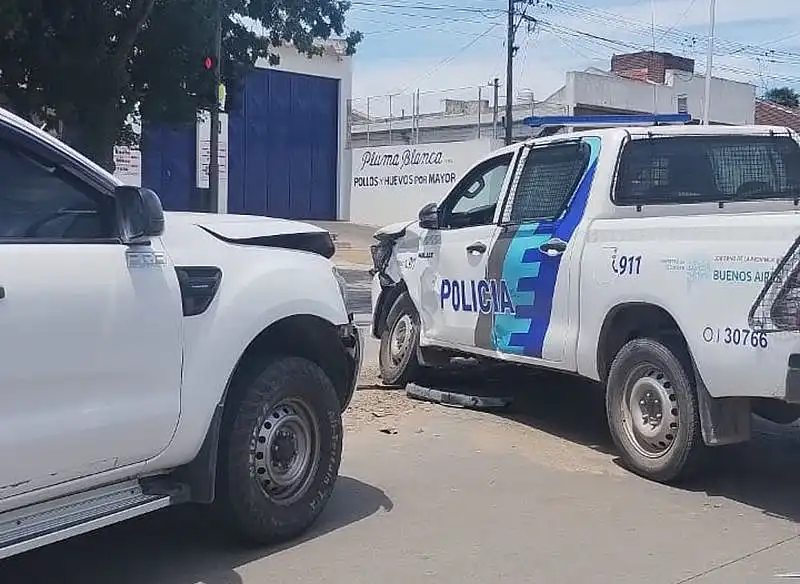 Choque entre camioneta y un patrullero en zona de la Terminal: solo ...