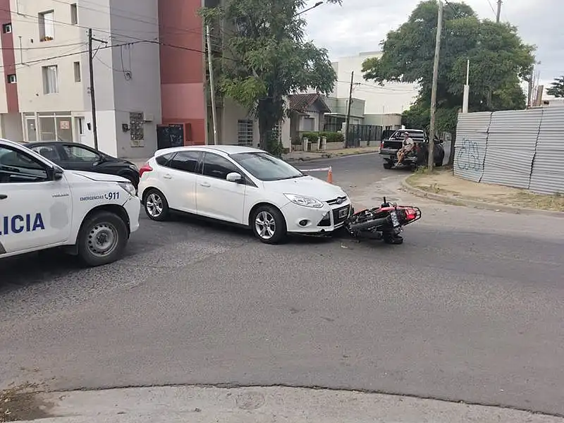 Una motociclista fue trasladada al Hospital tras un choque con un auto
