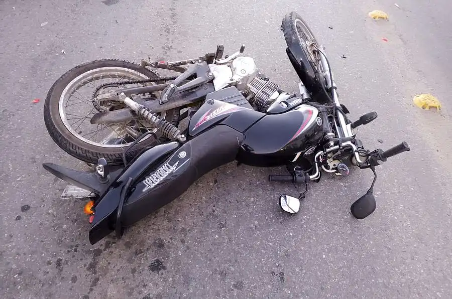 Choque entre un auto y una moto en Falucho y Piedrabuena