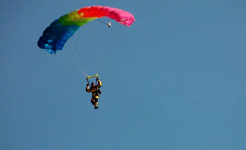 Cayó mientras practicaba parapente en la zona de las sierras y debió ser rescatado por ...