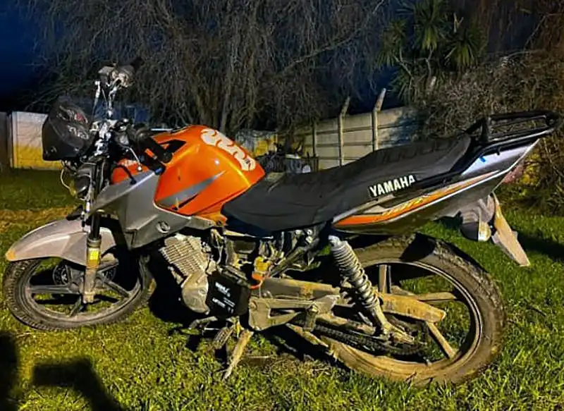 Interceptan a tres jóvenes con una moto robada y se concretan diversos arrestos