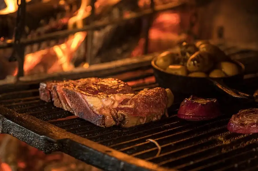 Hostería De la Cascada presenta una experiencia de cocina de fuegos y vinos en seis pasos