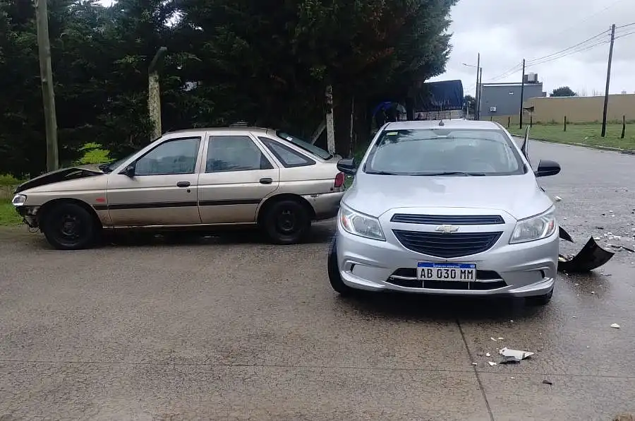 Choque entre dos autos en Salceda y Rosales