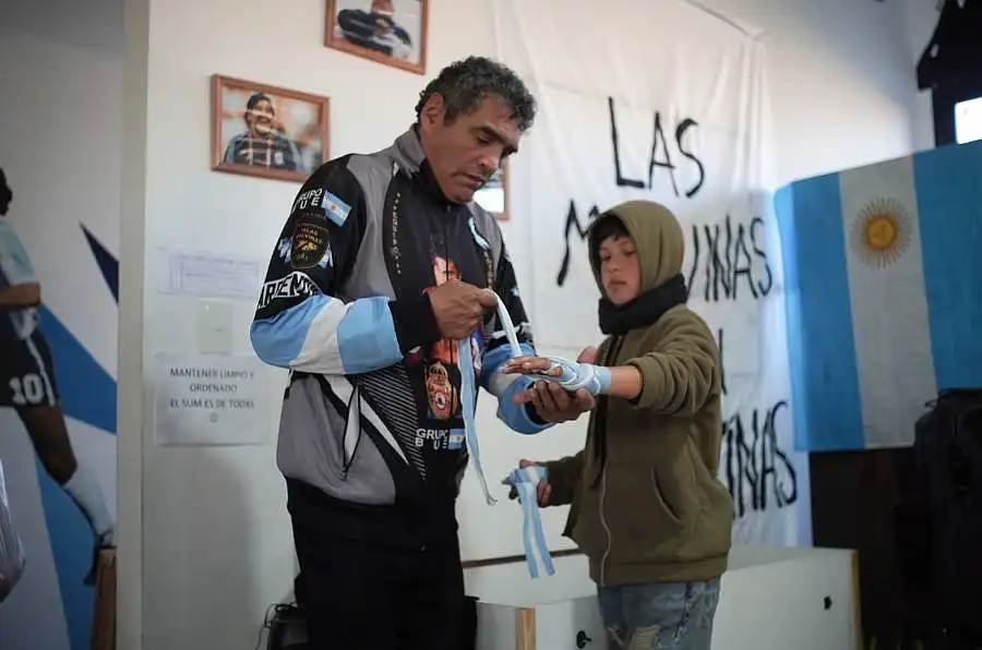 El “Roña” Castro compartió su historia de vida y una clínica de boxeo en Tandil