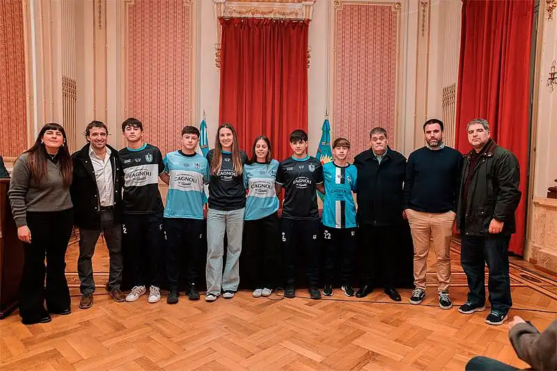 La Liga Tandilense presentó su nueva indumentaria junto a Cagnoli