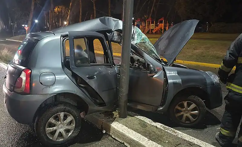 Un auto chocó contra una columna de luz: el conductor fue trasladado al Hospital
