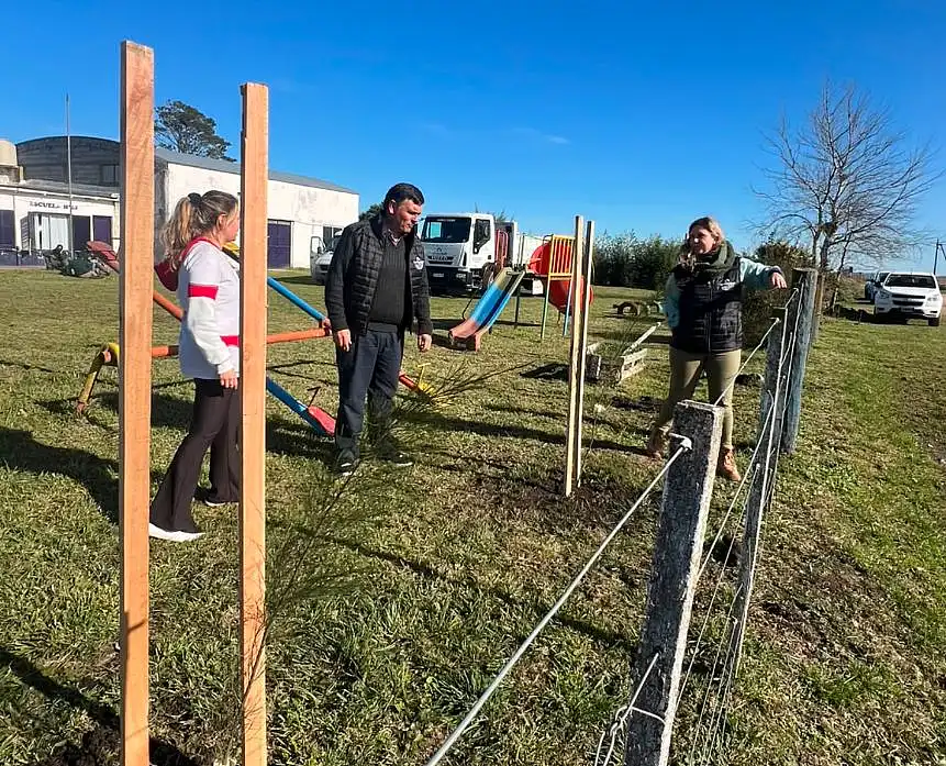 Se realizó la plantación de 70 casuarinas en la Escuela Rural El Remanso