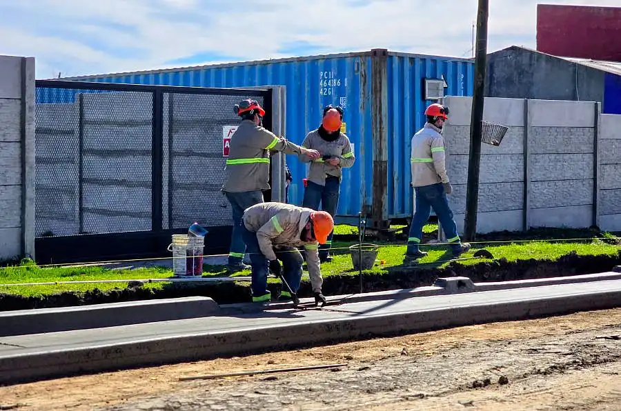 Avanza la construcción de cordón cuneta en distintos barrios de la ciudad