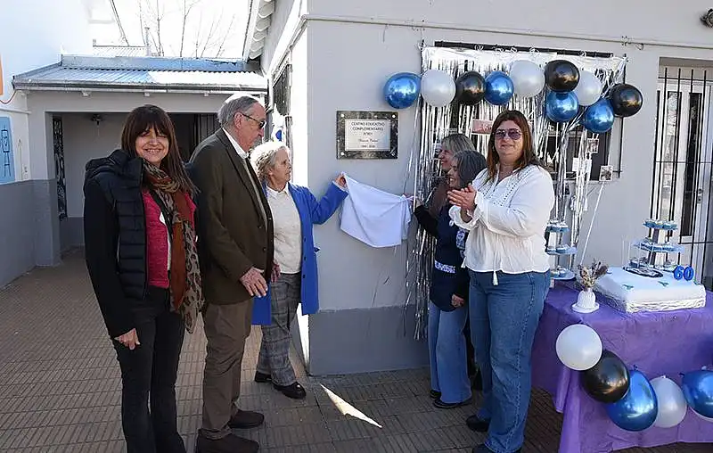 Lunghi participó del acto por los 60 años del CEC 801, que desde ahora lleva el nombre ...