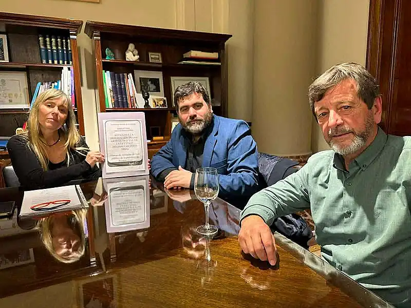 Entrega de firmas de instituciones bonaerenses a senadores nacionales pidiendo que no ...