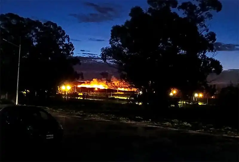 Controlaron un incendio de pastizales sobre Avenida Juan B. Justo