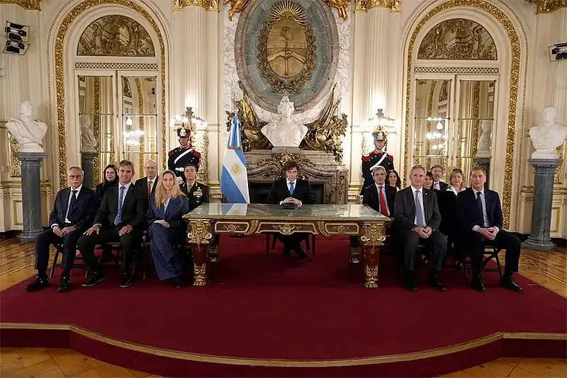 Milei anunció la construcción de una base naval en Tierra del Fuego y sanciones a ...
