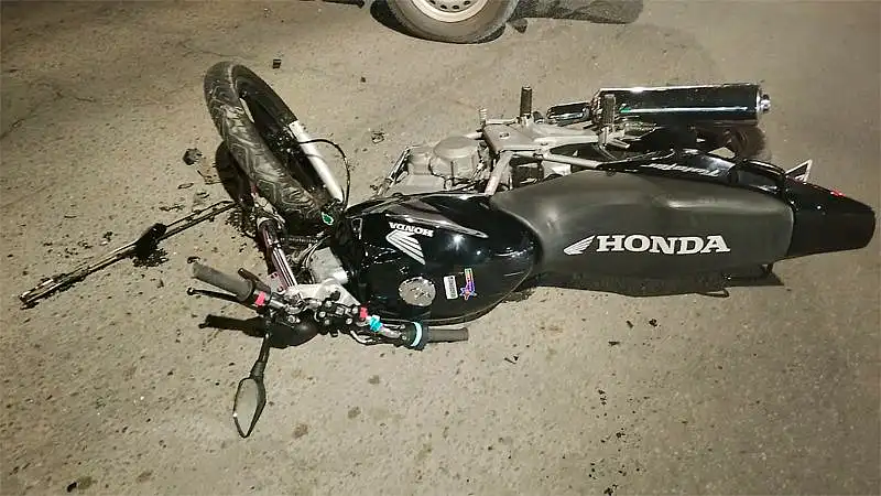 Dos personas hospitalizadas tras un choque entre un auto y una moto en Marconi y Alsina