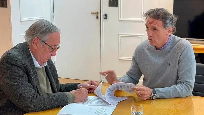 Lunghi y Katopodis firmaron el convenio para realizar el tendido eléctrico y el ...