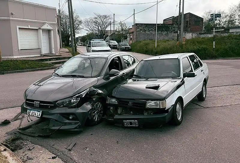 Choque sin heridos en la esquina de Portugal y Primera Junta