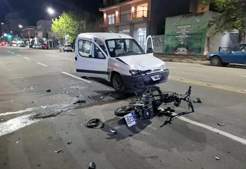 Choque entre un utilitario y una moto en la intersección de Rodríguez y Av. España