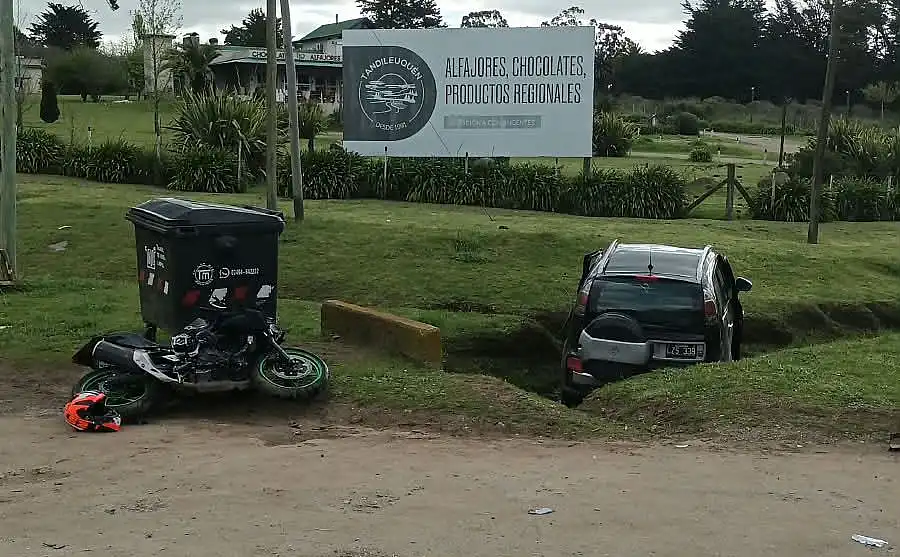 Un auto cayó a una alcantarilla tras chocar contra una moto en Suiza y Don Bosco