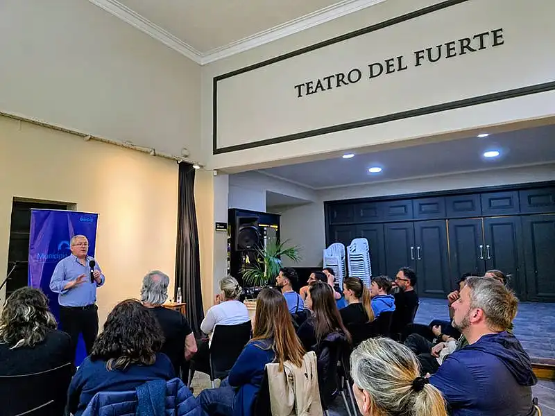 El Teatro del Fuerte recibió un desfibrilador donado por la Asociación Marcapasos Tandil