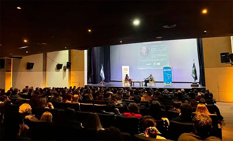 El periodismo local y comunitario frente  a la desinformación y el extractivismo