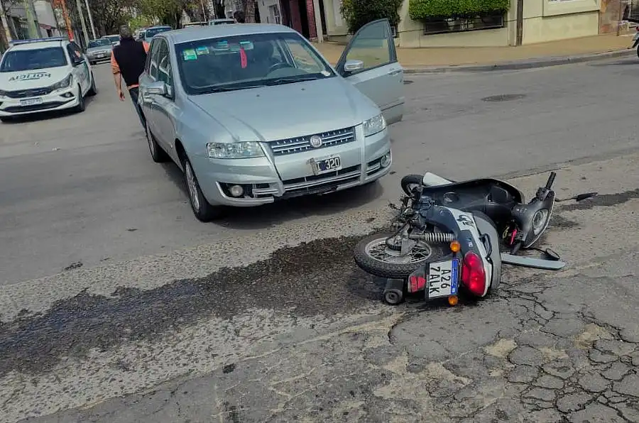 Un auto y una moto chocaron en 11 de Septiembre y Sarmiento