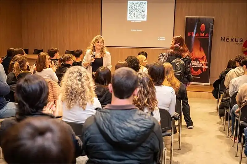 Con sala llena, “Más amable que la IA” convocó a 130 personas en Flama