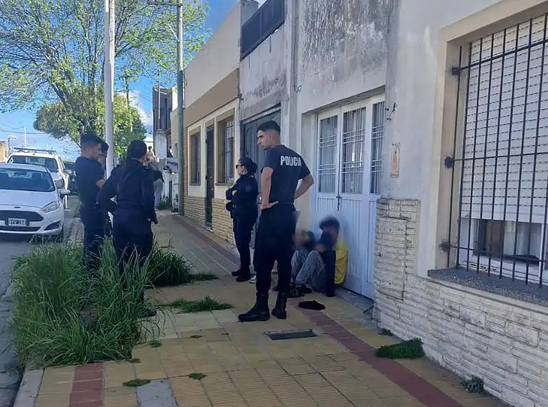 Tentativas de robo y presencia de personas en techos y patios, en la manzana de Antonena, ...